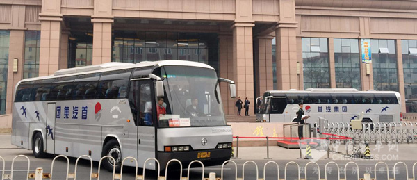 满载两会代表的北方客车驶出宾馆