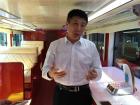 刘兴副总裁接受采访乐竞官方网站记者采访。