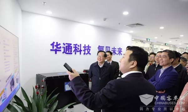 万钢视察亿华通，鼓励燃料电池产业发展要顶天立地，铺天盖地