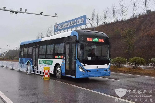 全国首条开放道路智慧公交示范线在湖南湘江新区试运行
