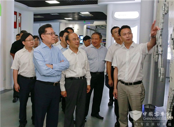 全国人大常委会副委员长王东明参观考察苏州金龙海格客车