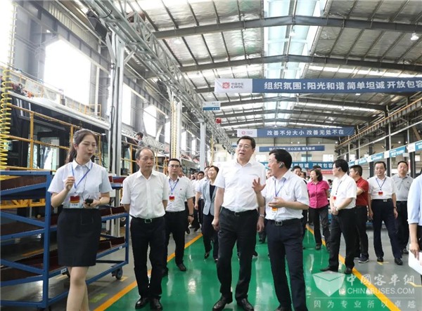 湖南省委书记杜家毫、省长许达哲视察“中车新能源客车超级工厂”
