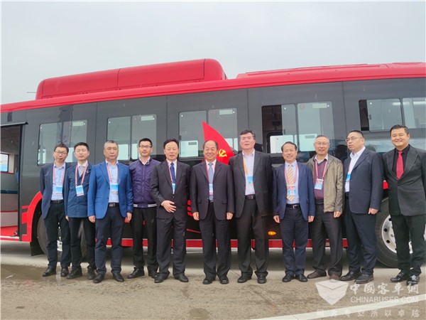航空“硬科技”加持 我国首台碳纤维复材地铁巴士“金龙造”