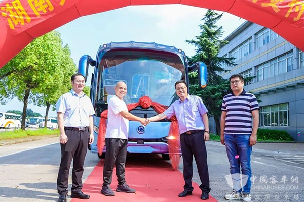 申龙汽车 高端旅游大巴 湖南宾利旅游 首批交付