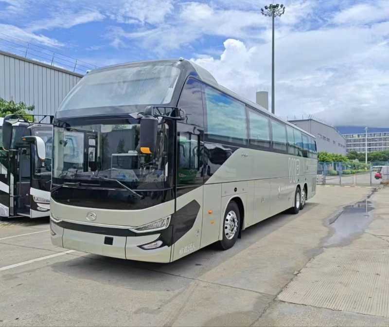 准新东北配56座后吊轮大金龙6135客车