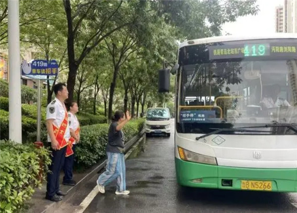 青岛34路公交车实行“招手停”服务新模式