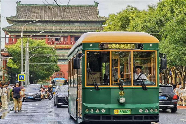 北京优化开通8条观光巴士线路，带您感受京城古韵 