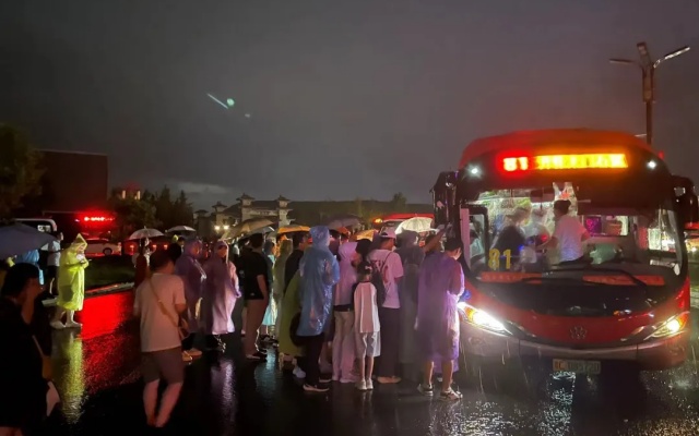 闻“汛”而动 “雨”战越勇 洛阳公交人勇战暴雨心系乘客安全