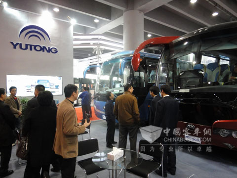 宇通展台人潮涌动