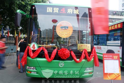 整装待发的厦门金旅混合动力公交车