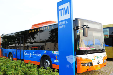 媒体村内停车场,整装待发的宇通客车