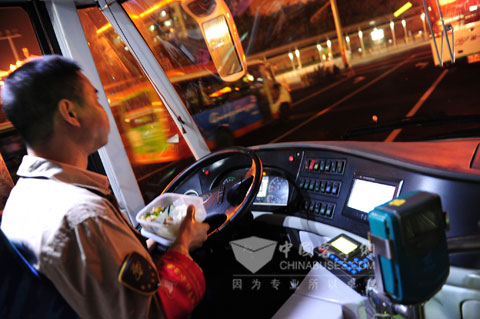 为亚运服务,为市民服务,司机师傅匆忙地在 车上吃一口饭