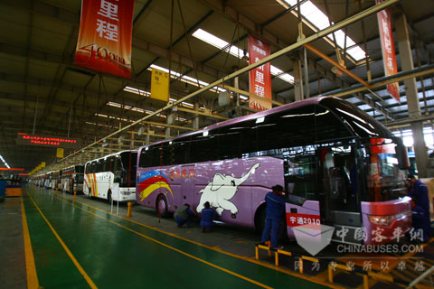 工人正在进行车辆下线前的最后调试工作