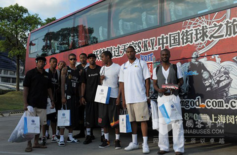 申龙“MGOD BUS”与街球明星合影