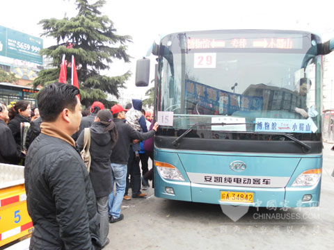 市民们正在登上安凯纯电动公交车