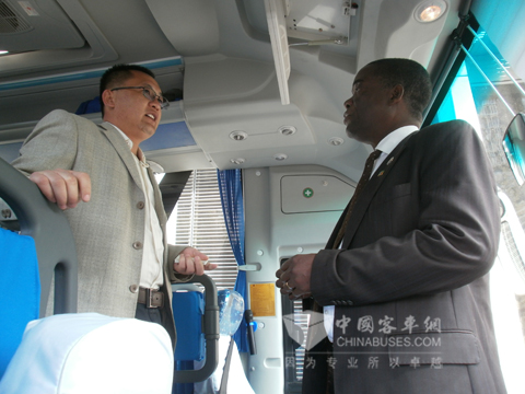海外副总李纪留向洛帕先生详细介绍中通客车