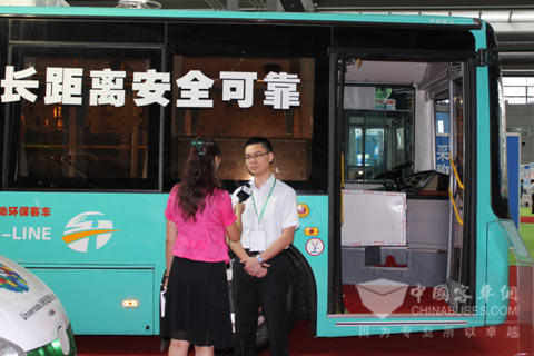 五洲龙市场部肖部长接受央视环保频道记者采访