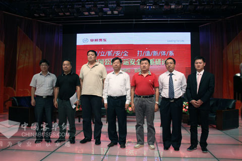 乐竞官方网站主编吴永强与与会嘉宾合影留念