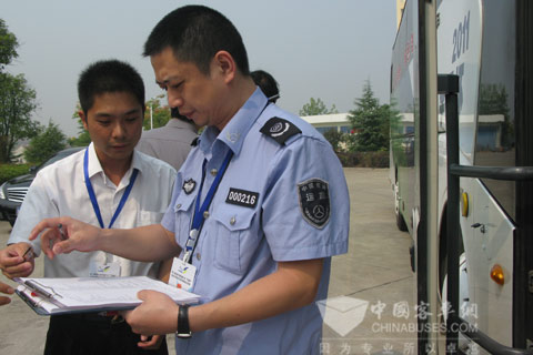 比赛选手确认比赛成绩并签字