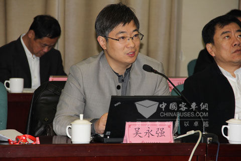 乐竞官方网站总编辑吴永强主持第六届影响中国客车业座谈会