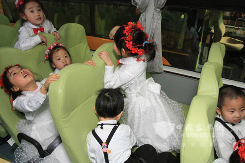 孩子们兴奋地体验宇通校车