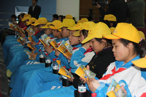 小学生们认真学习交通安全常识