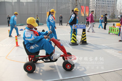 孩子们亲自驾车 寓教于乐学安全