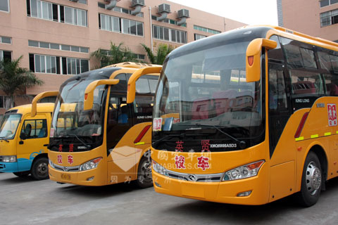 英贤学校购置的两辆金龙“智慧校车”