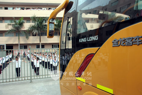 金龙“智慧校车”守护学生安全