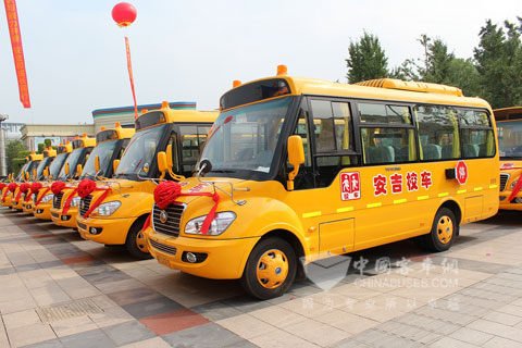 停靠在生态广场的70辆宇通校车