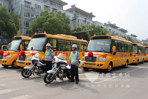 2辆警车护送70辆校车到达生态广场