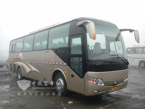 停放在胜利油田现河采油厂的通勤车