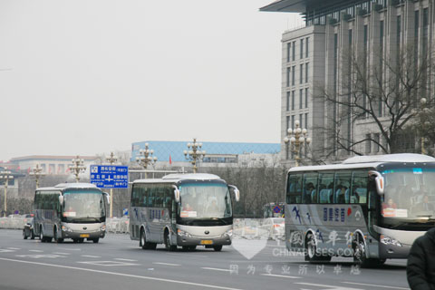 宇通客车停驻在长安街上