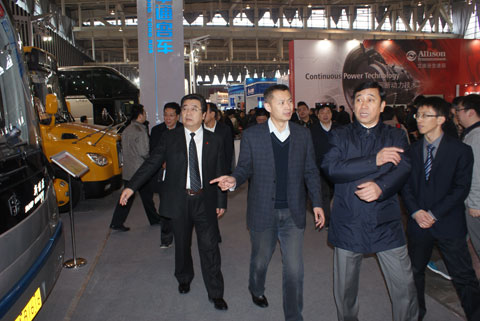 中通客车副总经理贾开潜向前来参观的天津公交集团董事长介绍中通客车