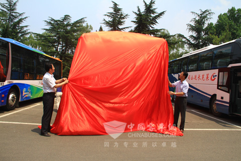 济南长运总经理助理张纪军与中通客车总经理孙庆民共同为中通第一万辆燃气客车揭幕