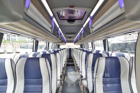 宽敞的车内空间