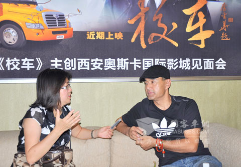  影片导演兼主演于荣光接受记者采访