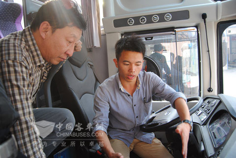 工作人员为长治汽运总经理张志斌（左）讲解龙翼车联网科技平台