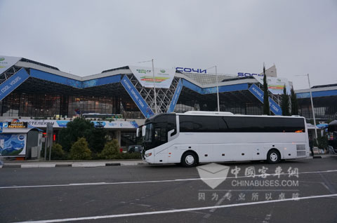 等候在赛场外随时待命的中通客车