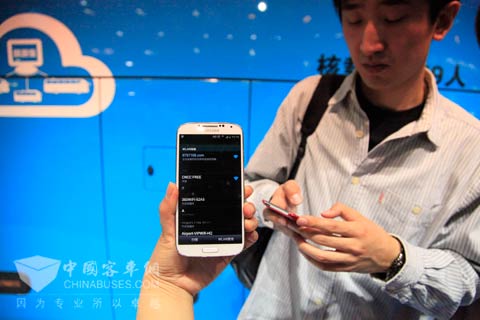 观众在海格云战略发布会现场体验免费wifi