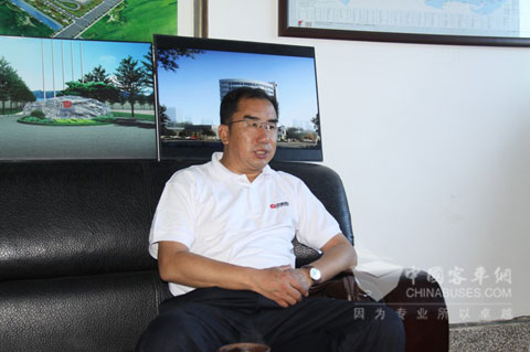 　中通客车副总经理于春印接受乐竞官方网站记者采访