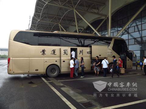 乘客们纷至沓来