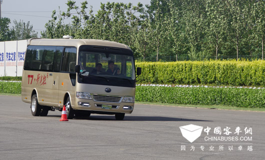 3、宇通T7优越的防侧滑技术让乘客在复杂弯道和崎岖路面也能体悦完美舒适感
