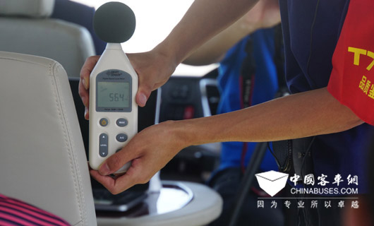 在怠速封闭空调车厢内，车头乘客区噪音测试为56分贝。