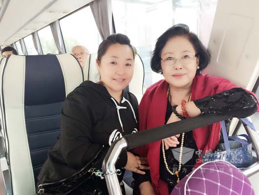 众多明星都搭乘金旅客车(图右一为斯琴高娃)