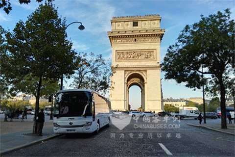 凯旋门前的宇通客车