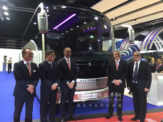 现场发布新12米高端旅游车