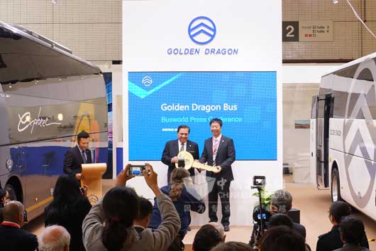 2金龙汽车集团董事长廉小强向以色列客户交付象征合作共赢的金钥匙