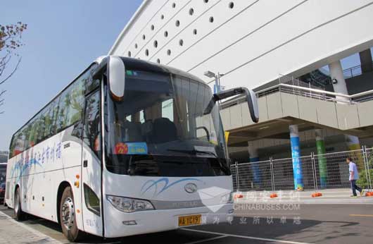 场馆内外均有金龙客车服务青运通勤的身影