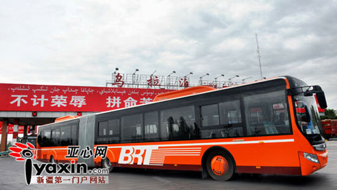  首批5辆“橘色巨无霸”BRT抵达乌鲁木齐